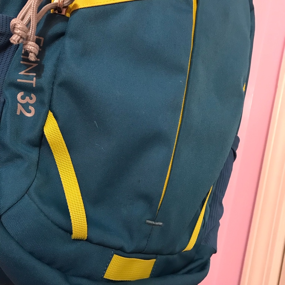 Kelty Flint 32L Backpack in teal and lime green - Picture 10 of 14